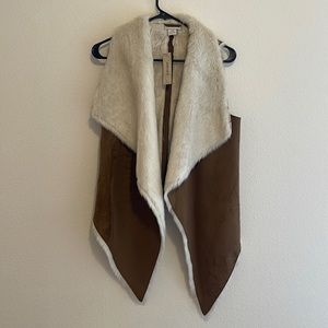 NWT Ariat Kesha Faux Vegan Suede Fake Fur Lined Vest Size S/M